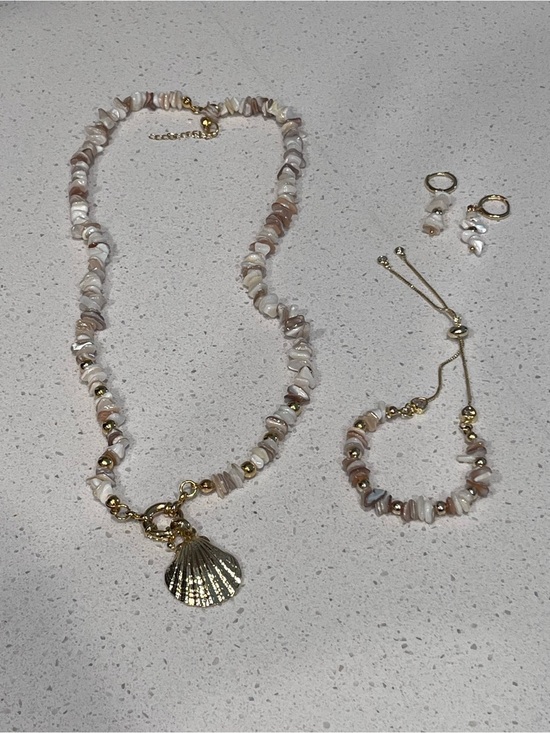 Jewelry - Beaded Sea Shell Necklace Bracelet Earring Bundle